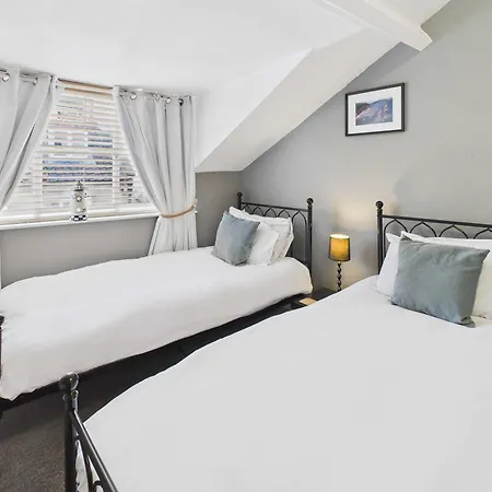 Host & - Luna Staithes