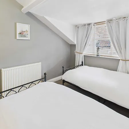 Host & - Luna * Staithes