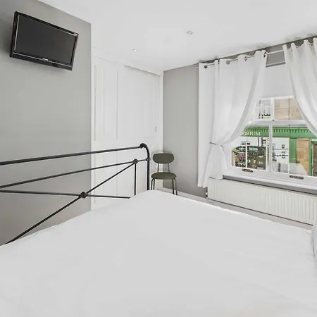 Host & - Luna Staithes